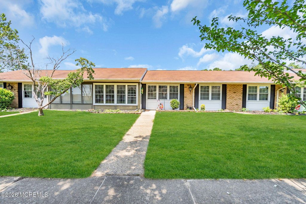5B Yorkshire Court, Manchester, NJ 08759