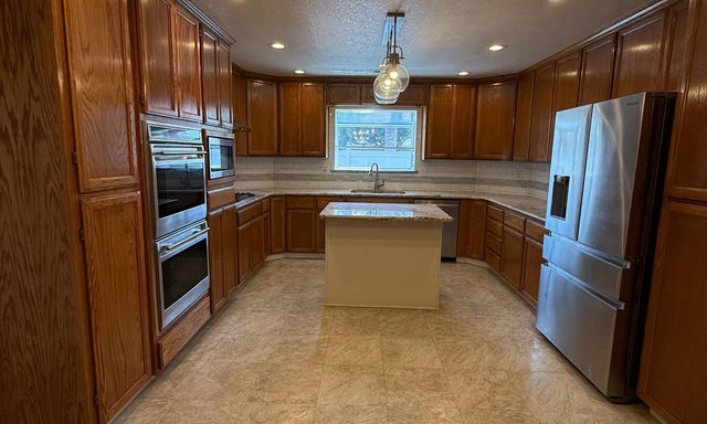 71 Willowood Dr, Oakdale, CA 95361