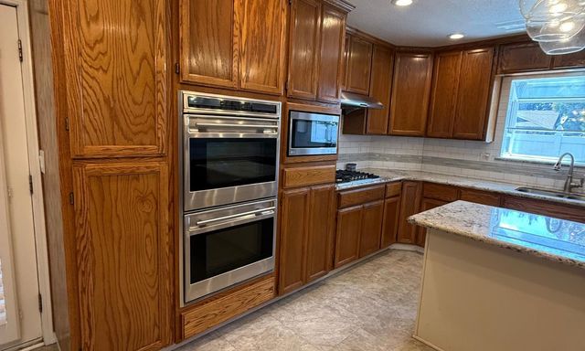 71 Willowood Dr, Oakdale, CA 95361