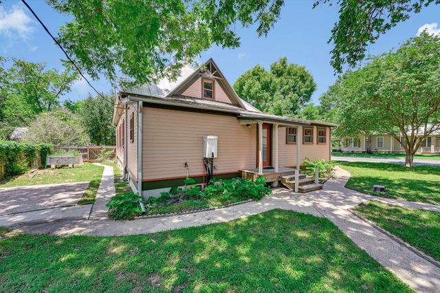 506 Gresham ST, Smithville, TX 78957