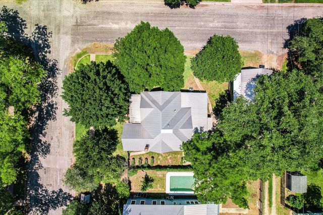 506 Gresham ST, Smithville, TX 78957