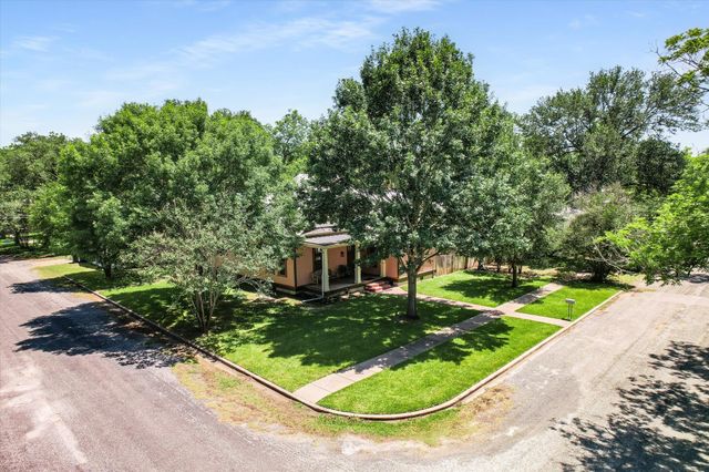 506 Gresham ST, Smithville, TX 78957