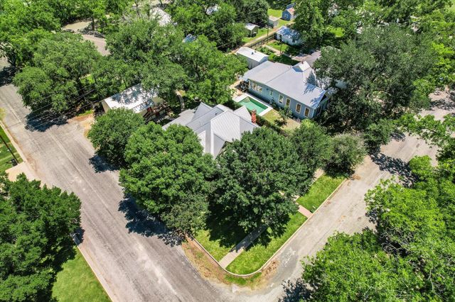 506 Gresham ST, Smithville, TX 78957