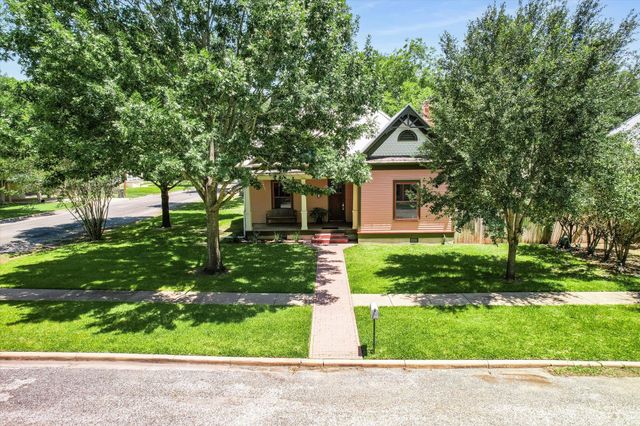 506 Gresham ST, Smithville, TX 78957