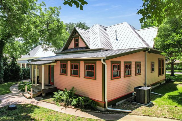 506 Gresham ST, Smithville, TX 78957