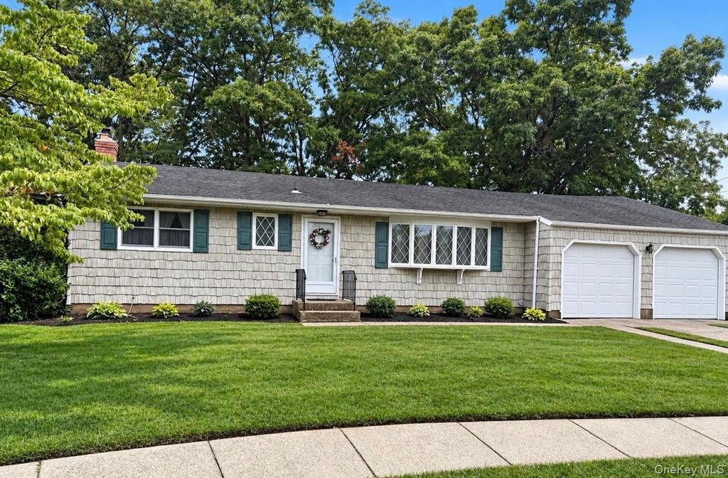 11 Whig Court, Holbrook, NY 11741 — exterior