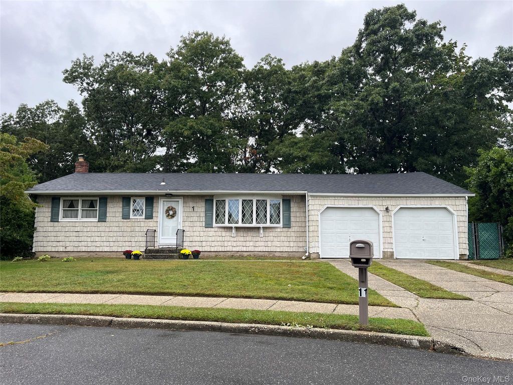 11 Whig Court, Holbrook, NY 11741 — photo 2