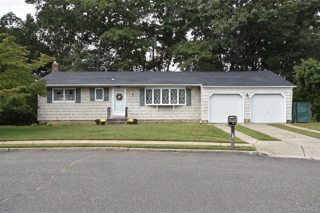11 Whig Court, Holbrook, NY 11741 — photo 3