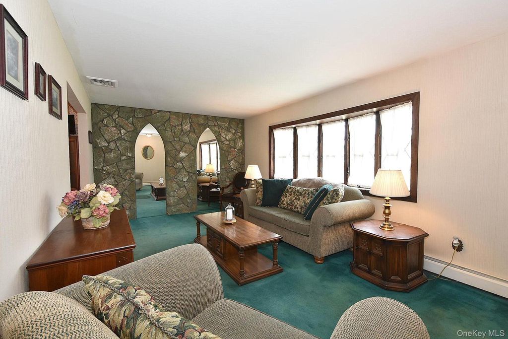 11 Whig Court, Holbrook, NY 11741 — photo 4
