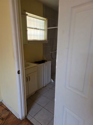 6600 Robindale Road, Forest Hill, TX 76140