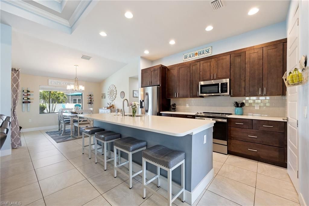 Image 8 of property listing at 2737 SW 25th ST, Cape Coral, FL 33914