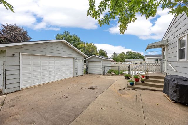 109 Marion Court, Hiawatha, IA 52233