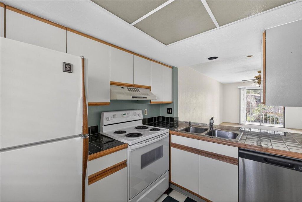 Image 6 of property listing at 2925 Dove Haven Court H, Charleston, SC 29414