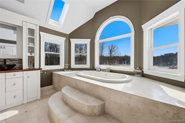 14 Stonewall Court, Warwick, NY 10990