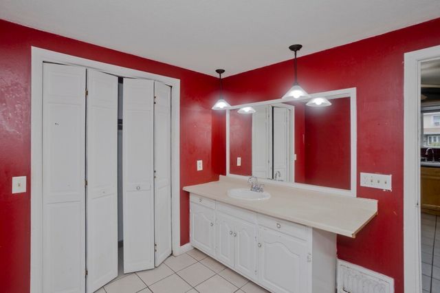 1439 Worcester St, Springfield, MA 01151