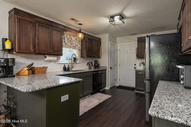 111 Camellia Creek Drive, Richlands, NC 28574