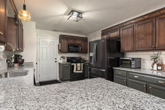 111 Camellia Creek Drive, Richlands, NC 28574