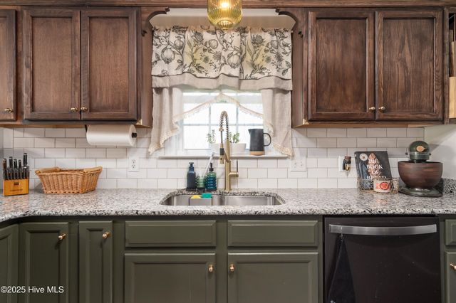 111 Camellia Creek Drive, Richlands, NC 28574