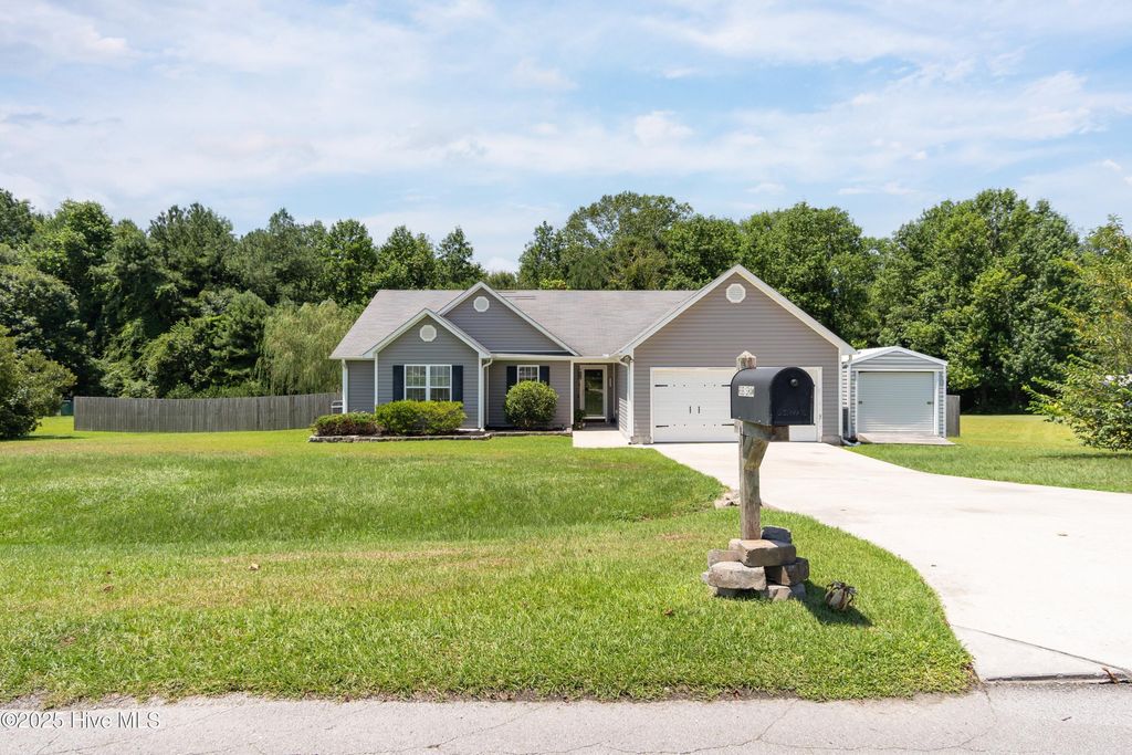 111 Camellia Creek Drive, Richlands, NC 28574