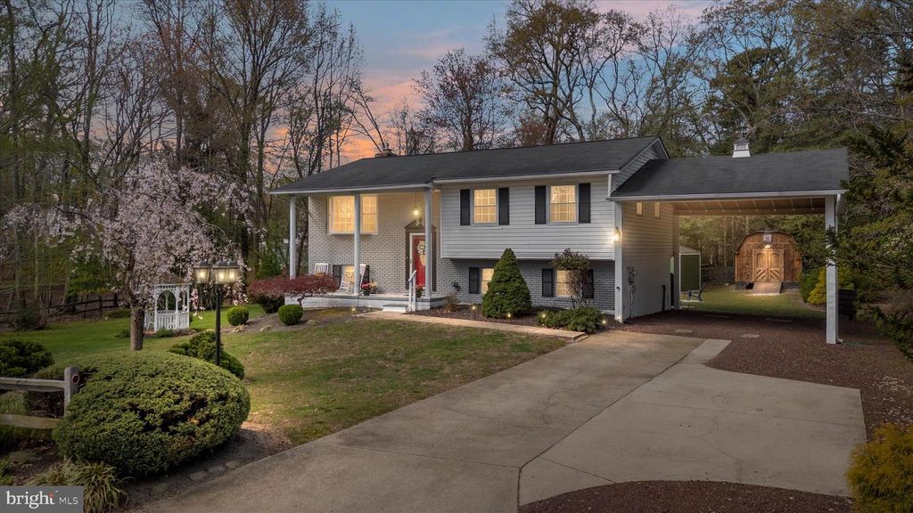 Image 1 of property listing at 109 WILEYS LN, Pasadena, MD 21122