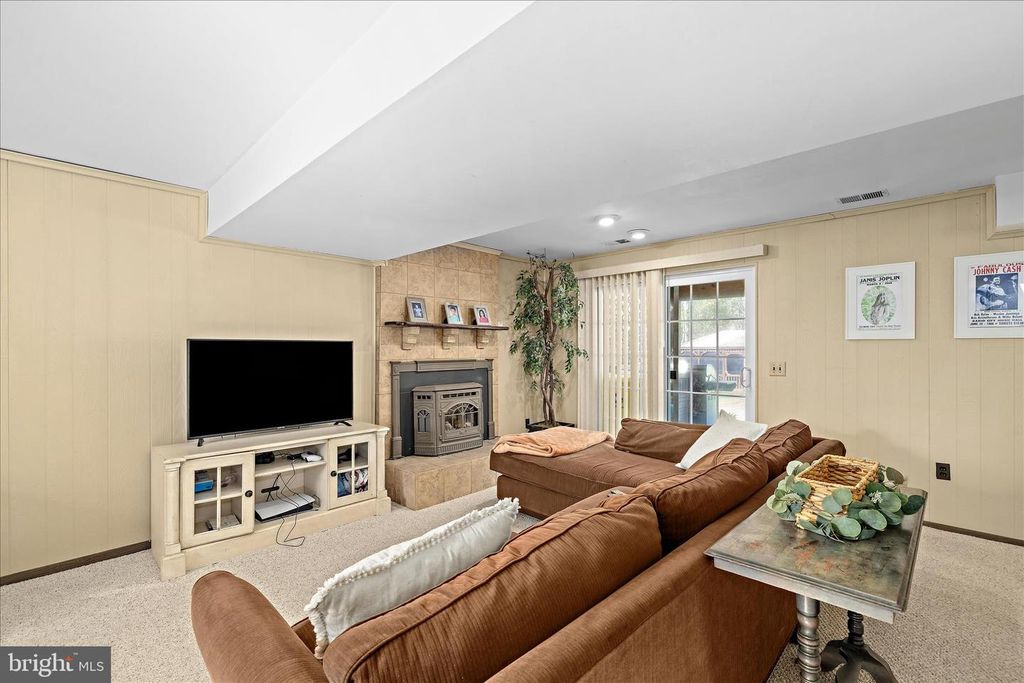 Image 10 of property listing at 109 WILEYS LN, Pasadena, MD 21122