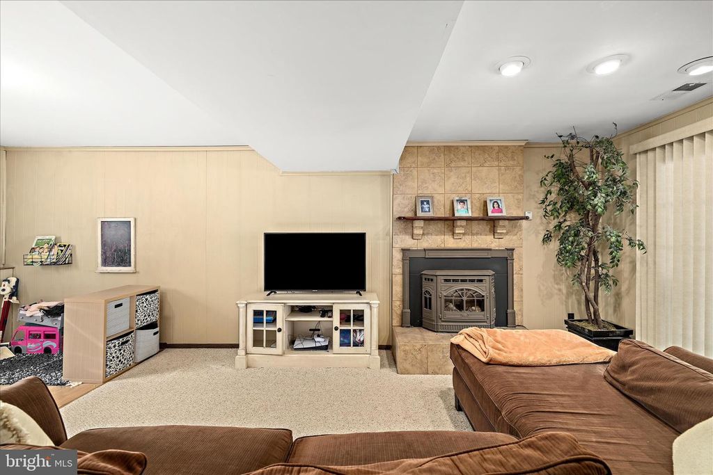 Image 11 of property listing at 109 WILEYS LN, Pasadena, MD 21122