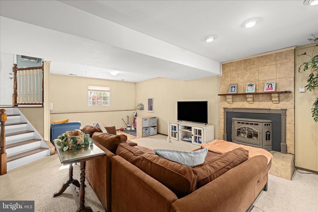 Image 12 of property listing at 109 WILEYS LN, Pasadena, MD 21122