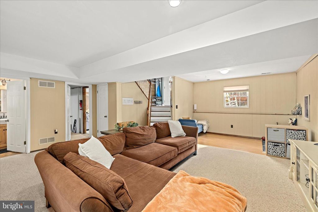 Image 13 of property listing at 109 WILEYS LN, Pasadena, MD 21122