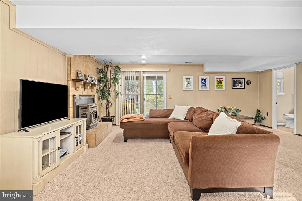 Image 15 of property listing at 109 WILEYS LN, Pasadena, MD 21122