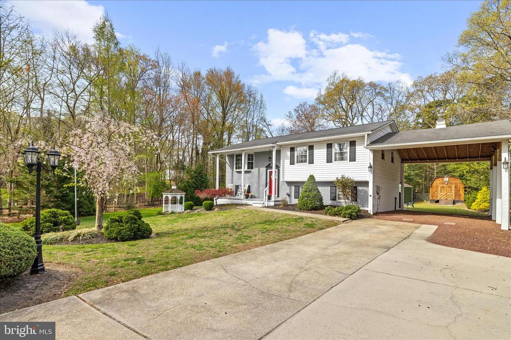 Image 5 of property listing at 109 WILEYS LN, Pasadena, MD 21122