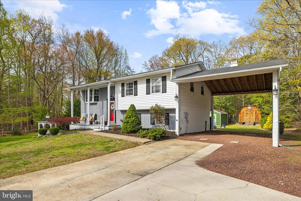 Image 7 of property listing at 109 WILEYS LN, Pasadena, MD 21122