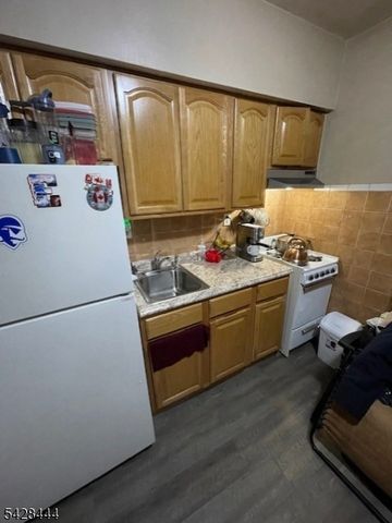 558 S Broad St, Elizabeth City, NJ 07202