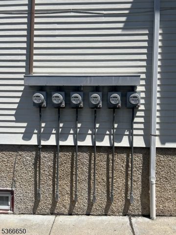 558 S Broad St, Elizabeth City, NJ 07202