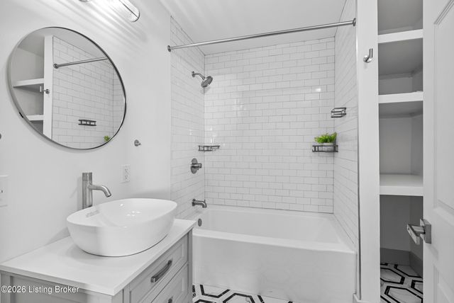 3721 Craig Ave, Louisville, KY 40215