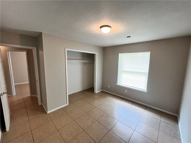 823 N Lola Lane, Fayetteville, AR 72701