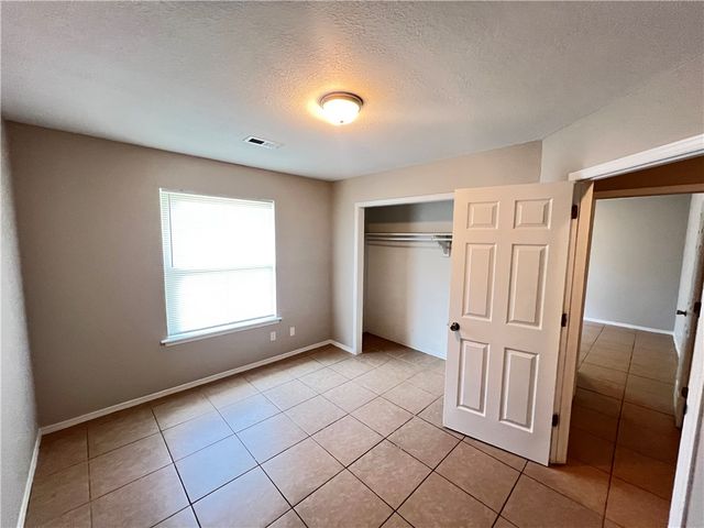 823 N Lola Lane, Fayetteville, AR 72701