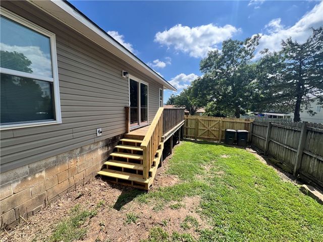 823 N Lola Lane, Fayetteville, AR 72701