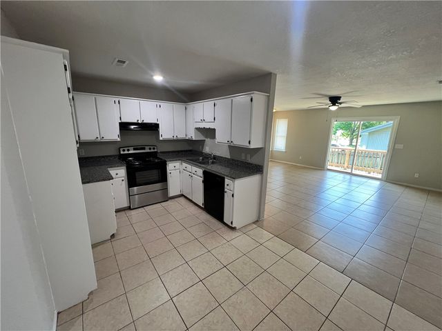 823 N Lola Lane, Fayetteville, AR 72701