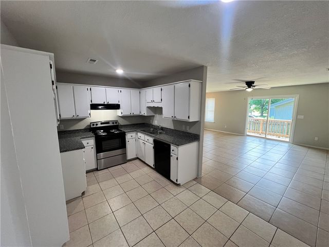 823 N Lola Lane, Fayetteville, AR 72701