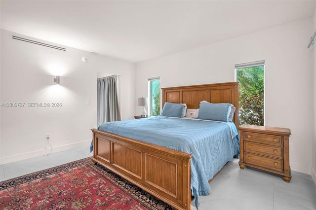 1933 S Oak Haven Circle, Miami, FL 33179