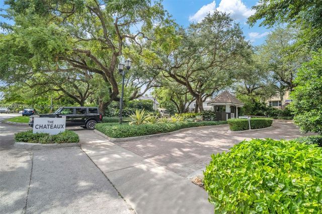 1933 S Oak Haven Circle, Miami, FL 33179