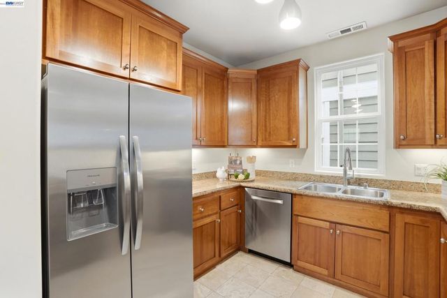 1003 Greenbrier Ct, San Leandro, CA 94577