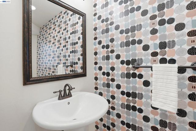 1003 Greenbrier Ct, San Leandro, CA 94577