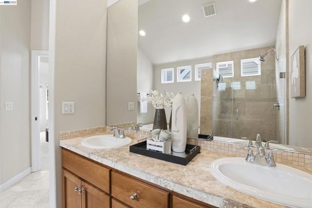 1003 Greenbrier Ct, San Leandro, CA 94577