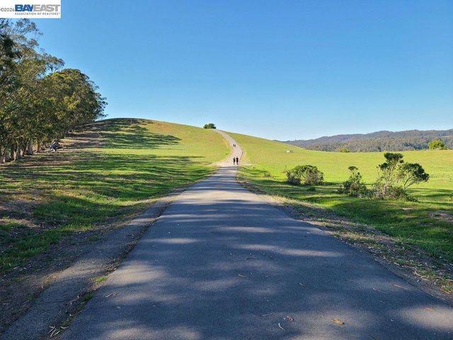 1003 Greenbrier Ct, San Leandro, CA 94577