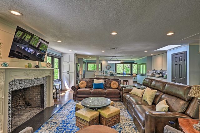 9886 Lake Haven Circle, Fort Worth, TX 76108