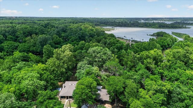 9886 Lake Haven Circle, Fort Worth, TX 76108