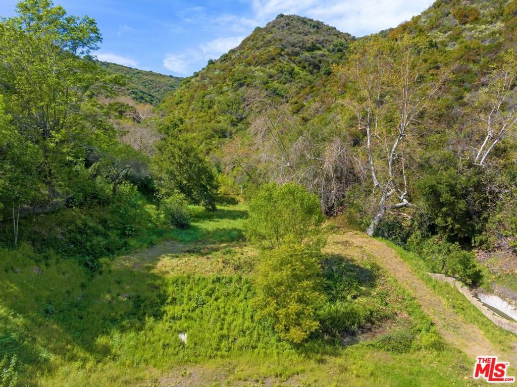 Image 5 of property listing at 3375 Mandeville Canyon Road, Los Angeles, CA 90049