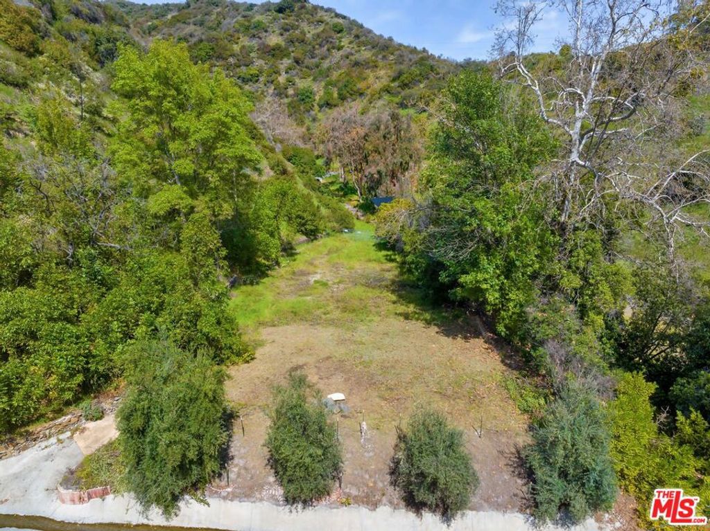 Image 7 of property listing at 3375 Mandeville Canyon Road, Los Angeles, CA 90049
