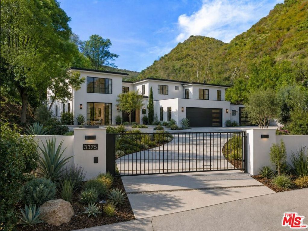 Image 8 of property listing at 3375 Mandeville Canyon Road, Los Angeles, CA 90049